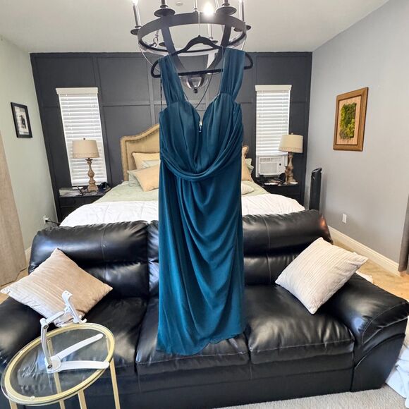 City Chic Maxi Entwine Dress Emerald Green Size 22 XL NWT Formal Draped Gown - Picture 1 of 9